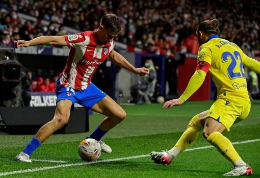 'Pacha' Espino durante el Atlético - Cádiz.