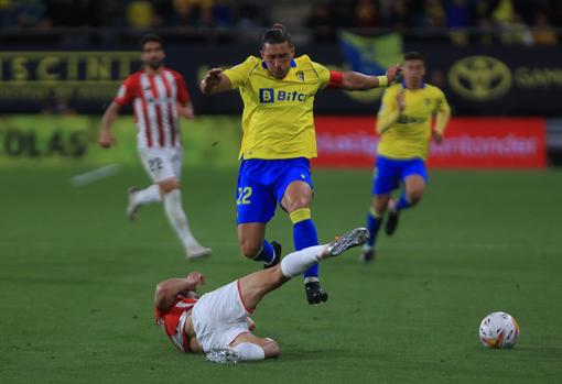 'Pacha' Espino, lateral izquierdo del Cádiz CF.