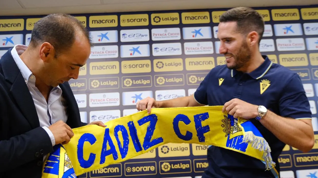 Jorge Cordero junto a Joseba Zaldua en la presentación del nuevo lateral derecho del Cádiz CF.