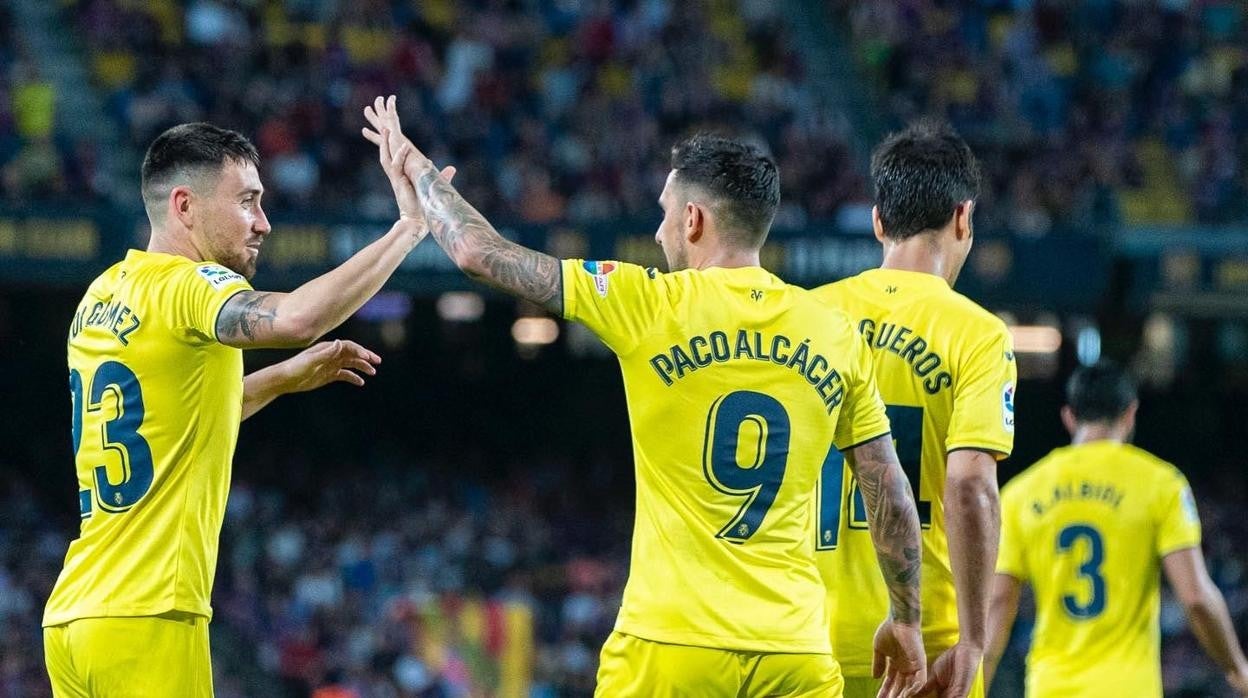 Paco Alcácer celebra un tanto junto a Moi Gómez