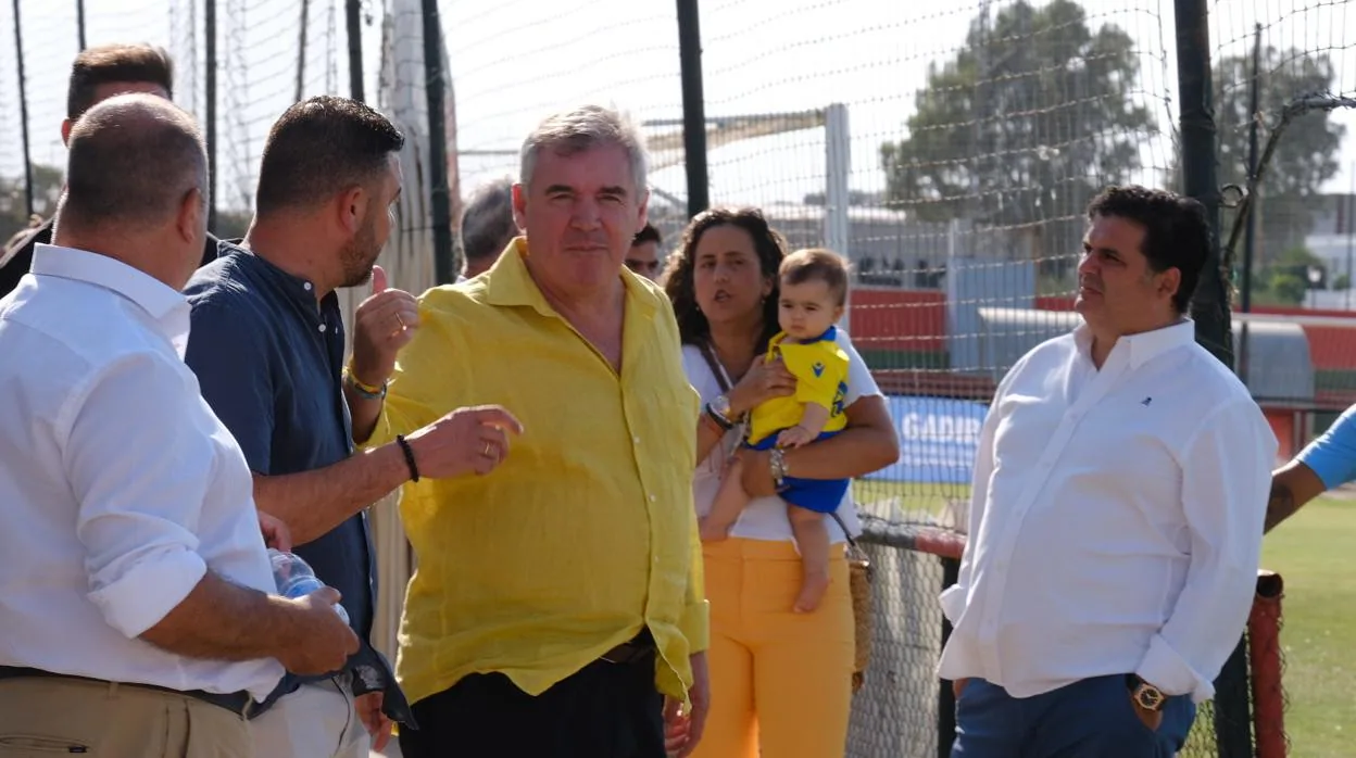 Manuel Vizcaíno, con una camisa amarilla este viernes en Benalup, acompañando al equipo.
