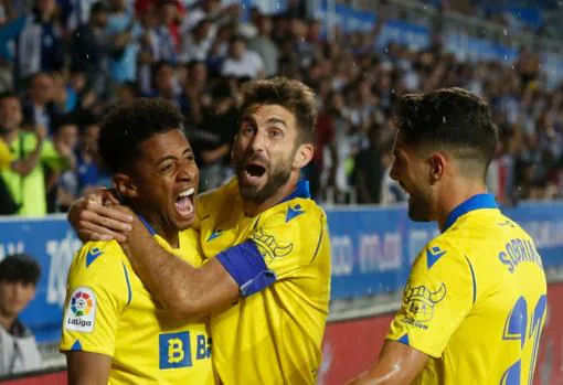 'Choco' Lozano celebra su gol en Mendizorroza con José Mari y Sobrino.