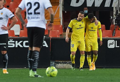 Álvaro Negredo junto a 'Choco' Lozano en Mestalla.