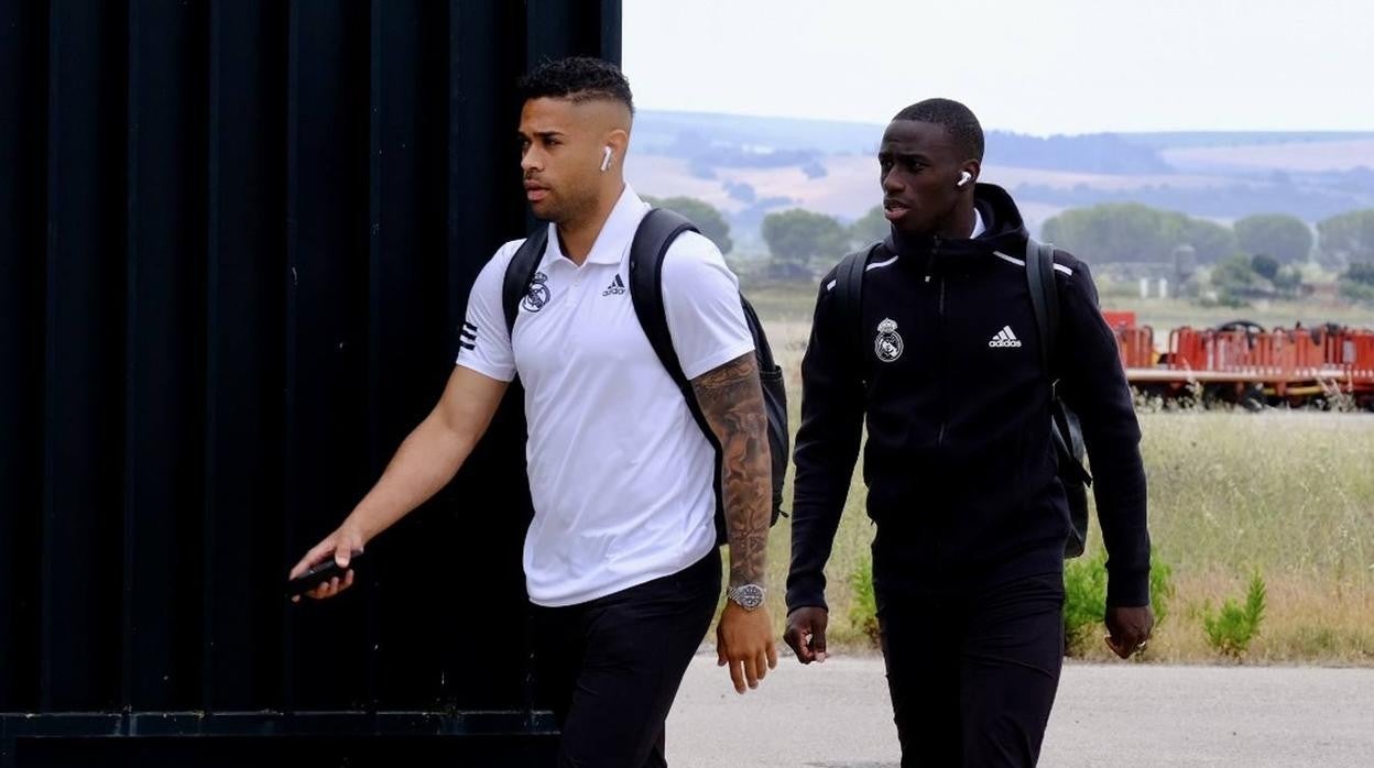 Mariano junto a Mendy en el Aeropuerto de Jerez.