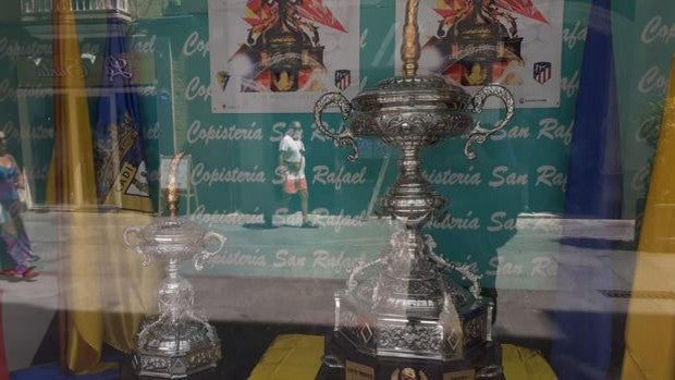 Las copas del Trofeo se vuelven a exponer en el centro de Cádiz