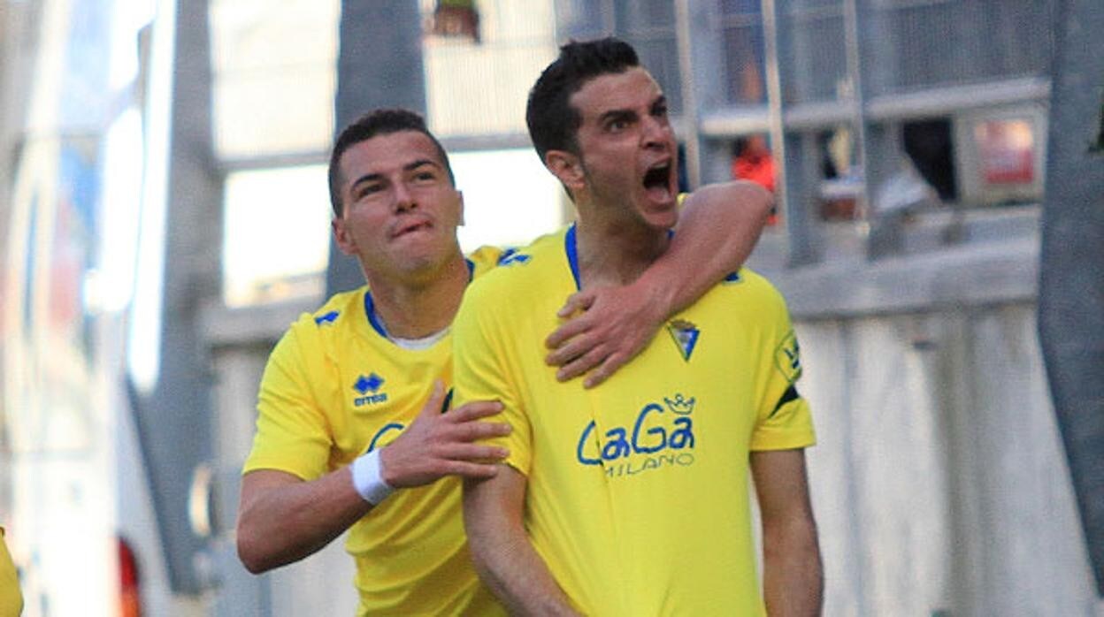 Airam y Juan Villar celebran un gol con la camiseta del Cádiz.
