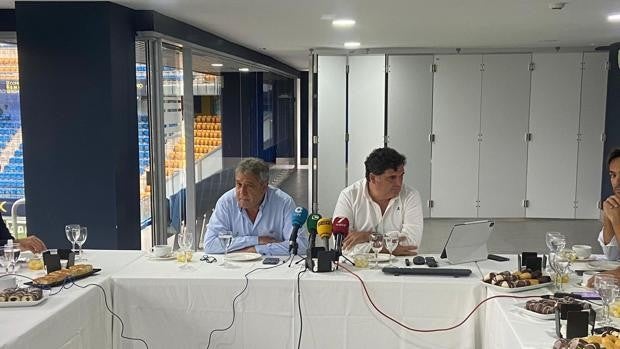 Contreras explica la activación del carnet y recuerda que no se van a revender asientos de abonados