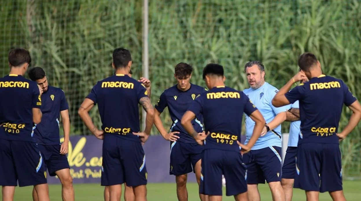 Sergio habla con sus jugadores en un entrenamiento celebrado en El Rosal durante esta semana.