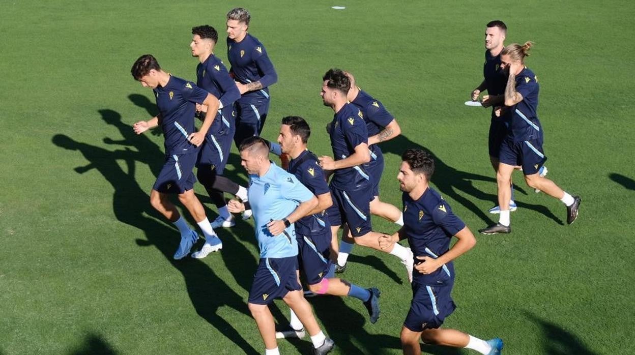 Un grupo de jugadores trabaja en la Ciudad Deportiva