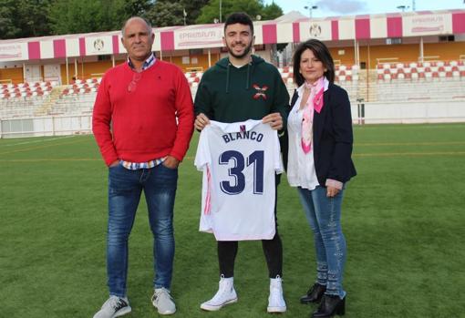 La familia de Antonio Blanco en el Nuevo Calvario de Montalbán.