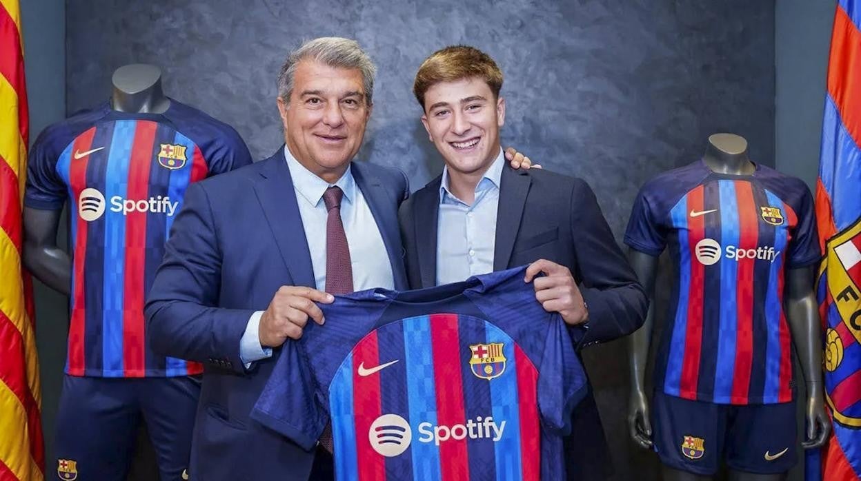 Pablo Torre junto a Joan Laporta en su presentación como jugador del Barça.