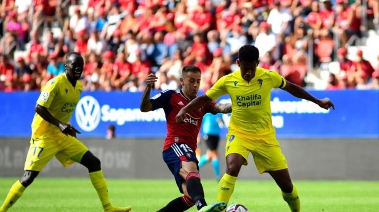 Choco Lozano en una acción del partido en El Sadar