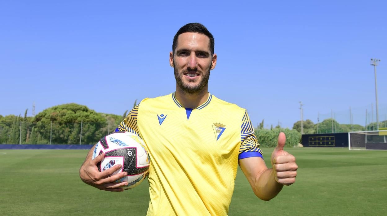 Joseba Zaldua ocupa de nuevo el lateral derecho del Cádiz CF.