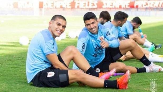 Luis Suárez avala a Brian Ocampo