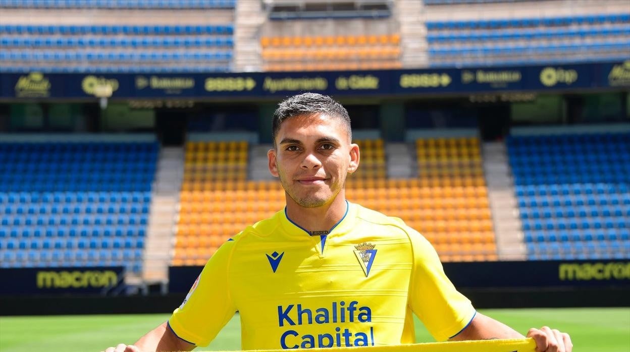 Brian Ocampo en su presentación como jugador del Cádiz