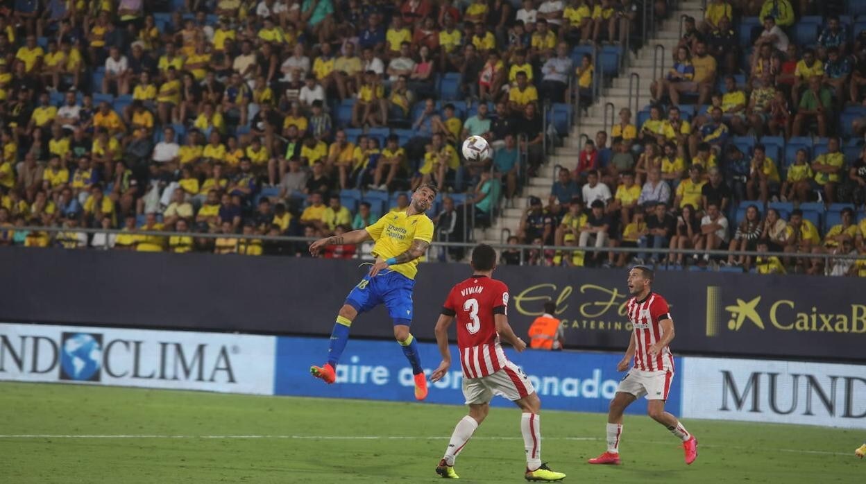 Álvaro Negredo disputa un balón aéreo en el duelo ante el Athletic