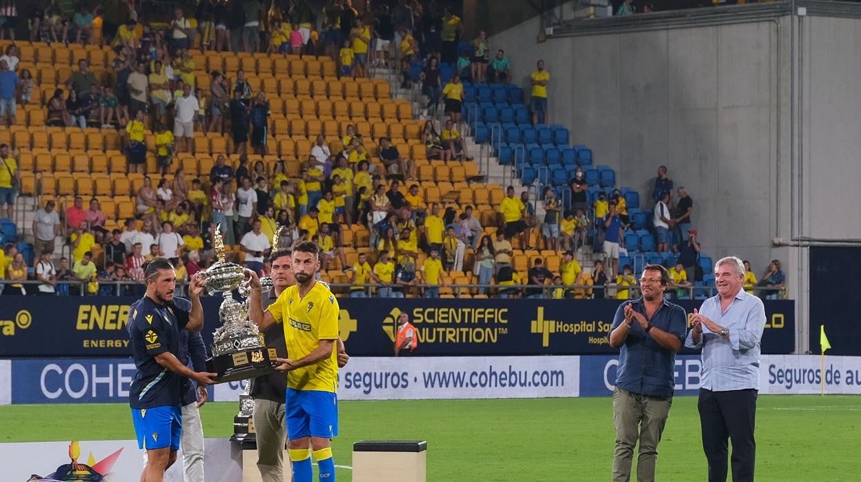 Manuel Vizcaíno se las prometía felices en el Trofeo.