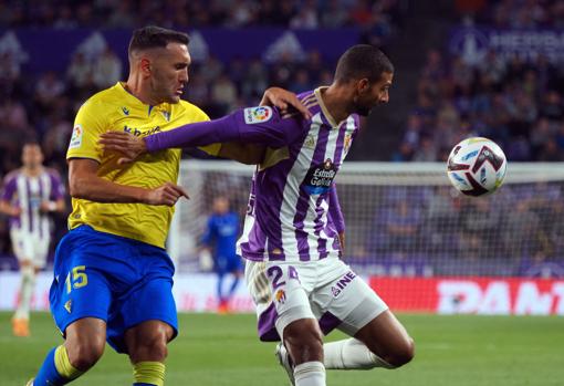 Lucas Pérez pugna con Joaquín.