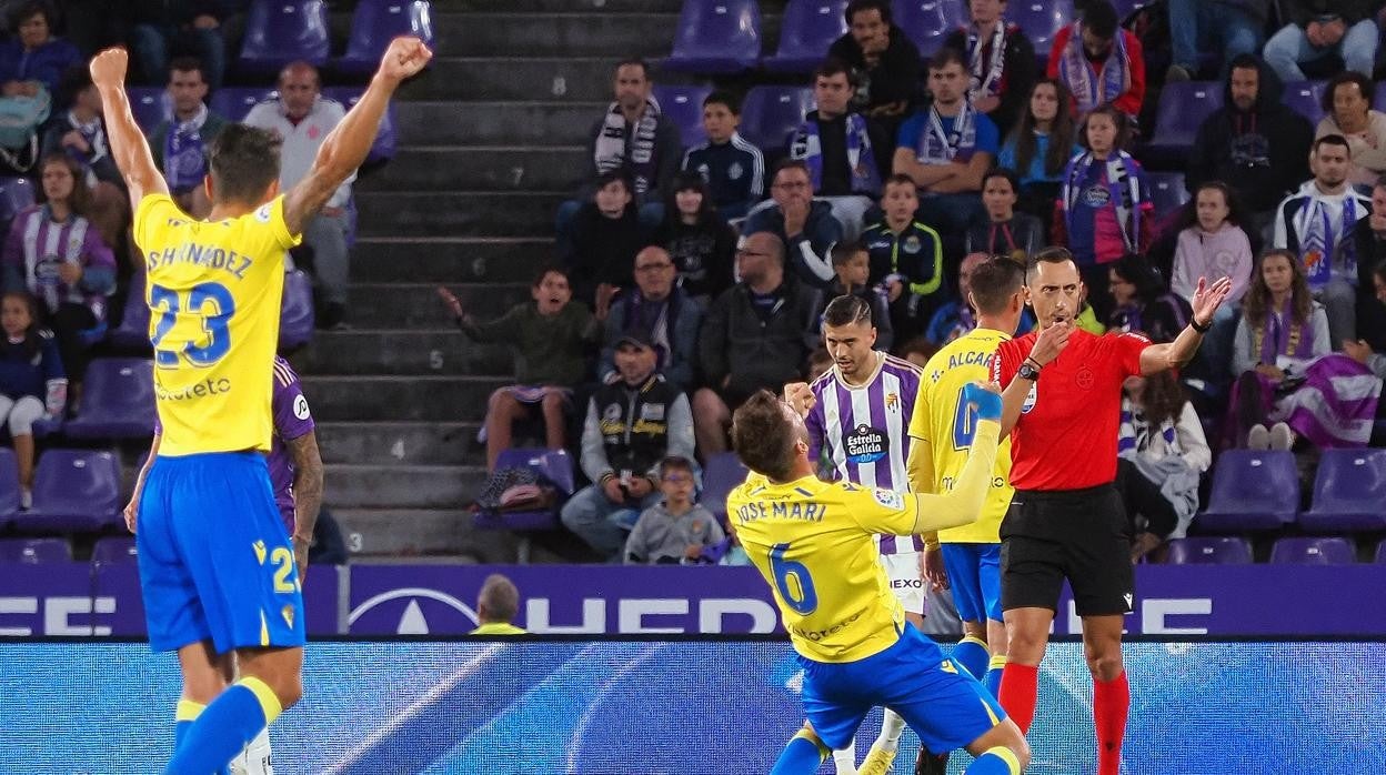 José Mari y Luis Hernández celebran el triunfo amarillo en el José Zorrilla