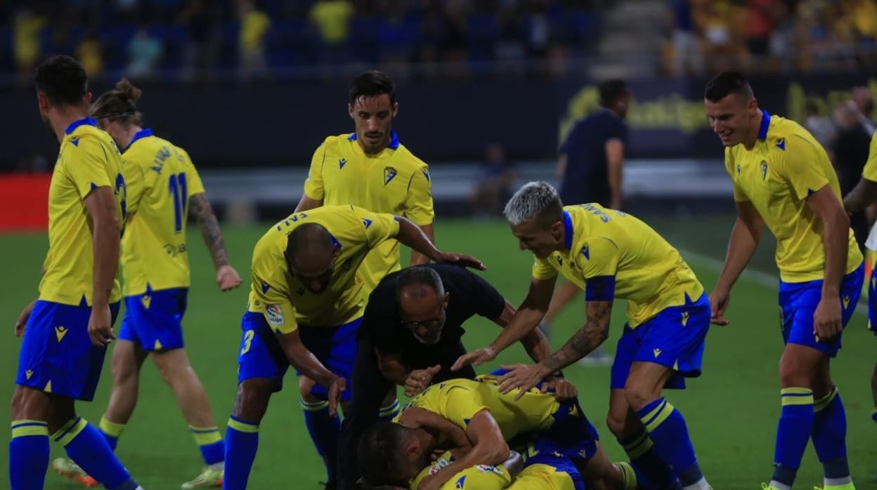 Cervera, celebrando un gol con su equipo el curso pasado.