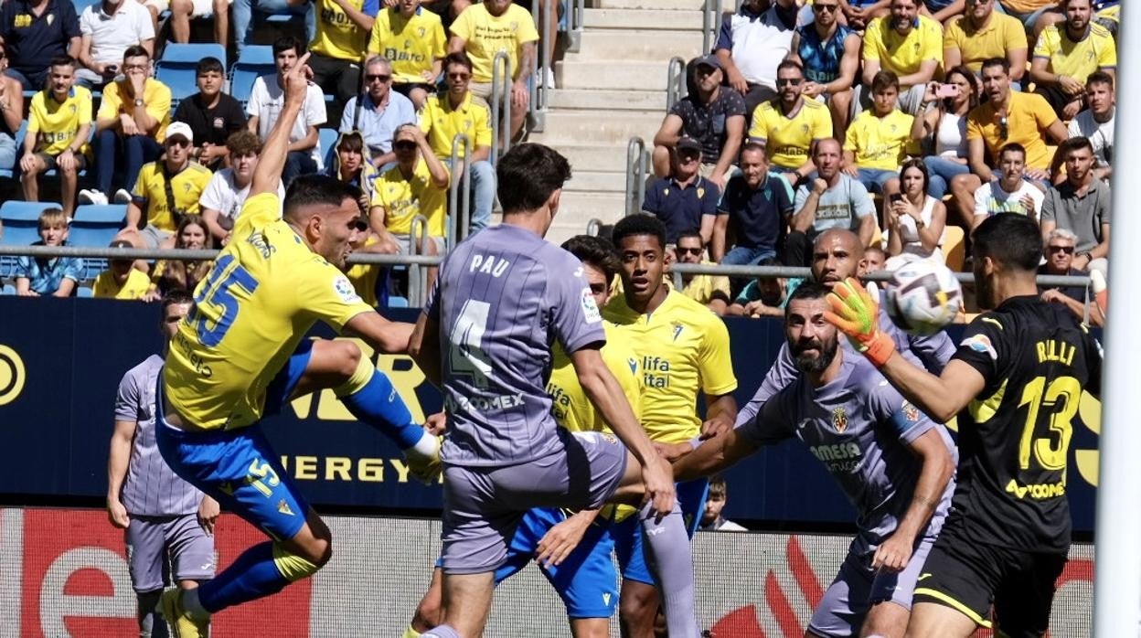 Lucas Pérez pudo adelantar al Cádiz ante el Villarreal.