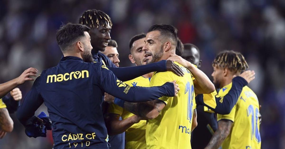 Los jugadores del Cádiz celebran la victoria en Valladolid