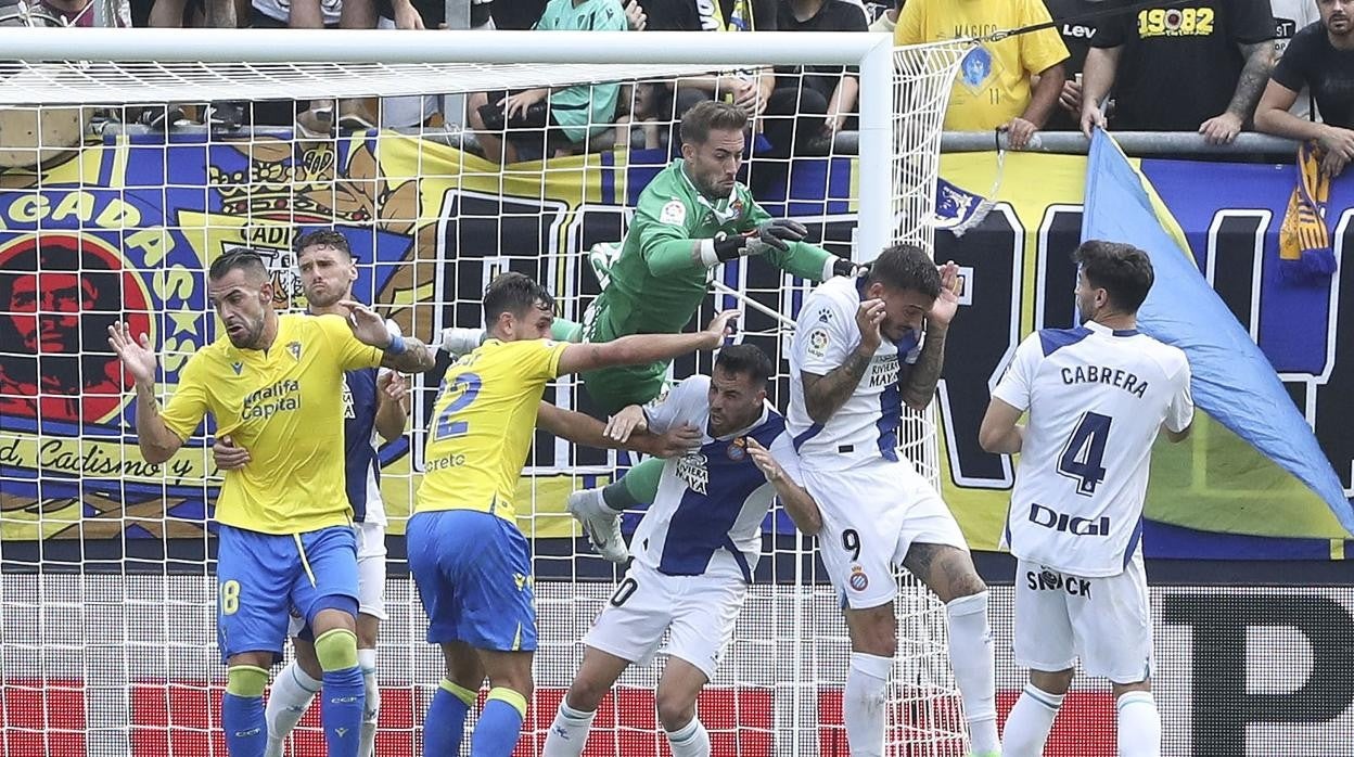 El Cádiz se adelantó ante el Espanyol tras el gol de Chust.