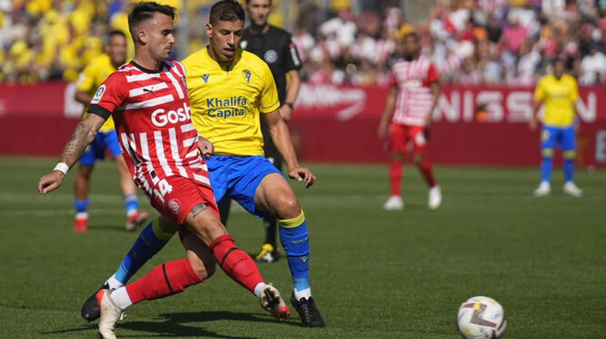 Alcaraz con un jugador del Girona durante el partido