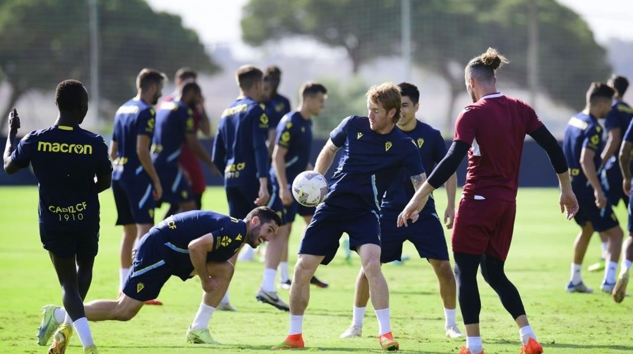 Álex y Zaldua, en mitad de un rondo en presencia de Ledesma.