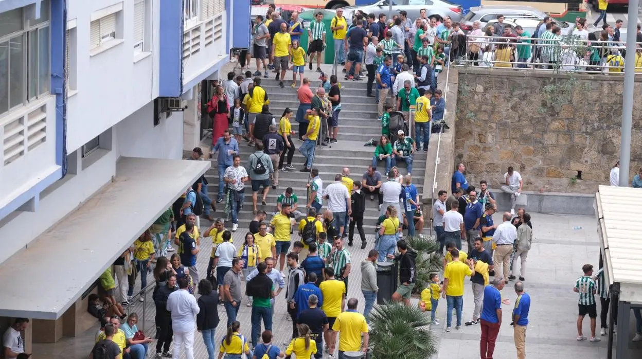 Aficionados de Cádiz y Betis hacen previa de forma conjunta en los aledaños del estadio