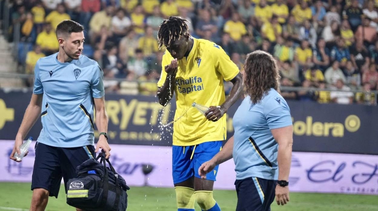 Momo M'Baye, lesionado, no podrá estar en Vallecas.