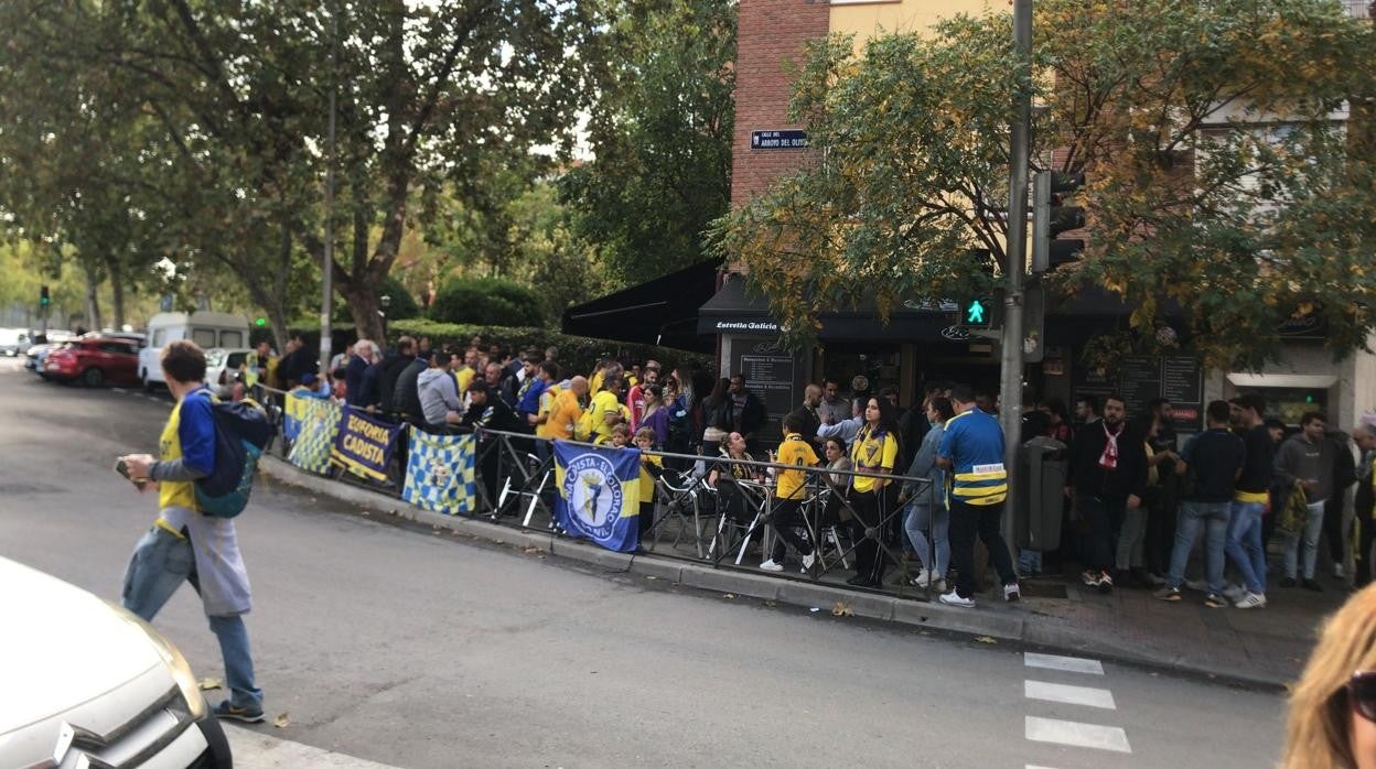 La afición cadista se las prometía felices en los momentos previos la encuentro en los aledaños al estadio.