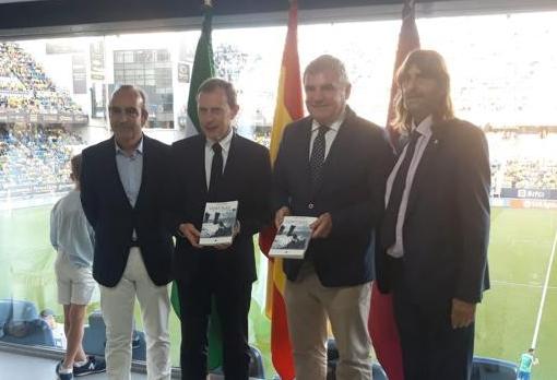 Juan José (a la derecha) junto a Manolo Camacho, Emilio Butragueño y Manuel Vizcaíno.