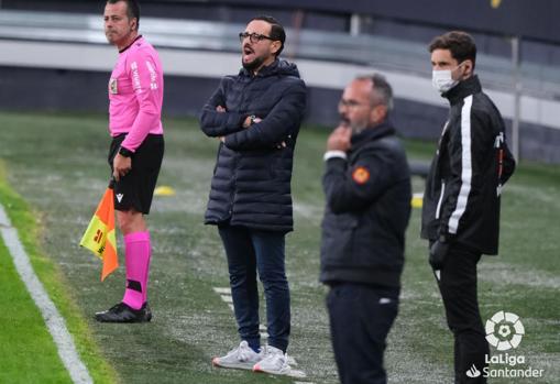 Pepe Bordalás junto a Álvaro Cervera en un encuentro liguero en el Estadio Carranza.