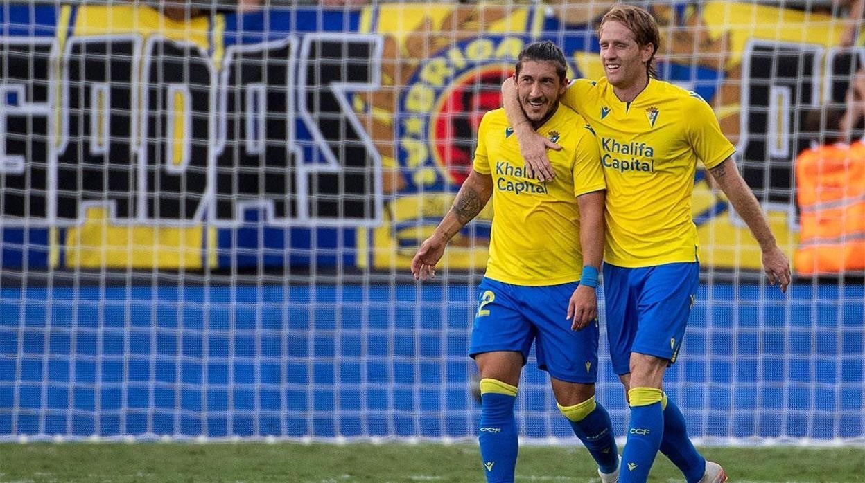 Álex celebra su gol con Espino