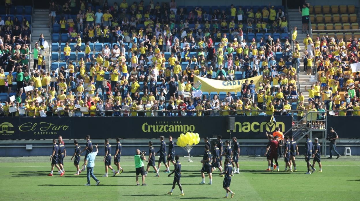 El cadismo más joven arropa a los jugadores del Cádiz CF.