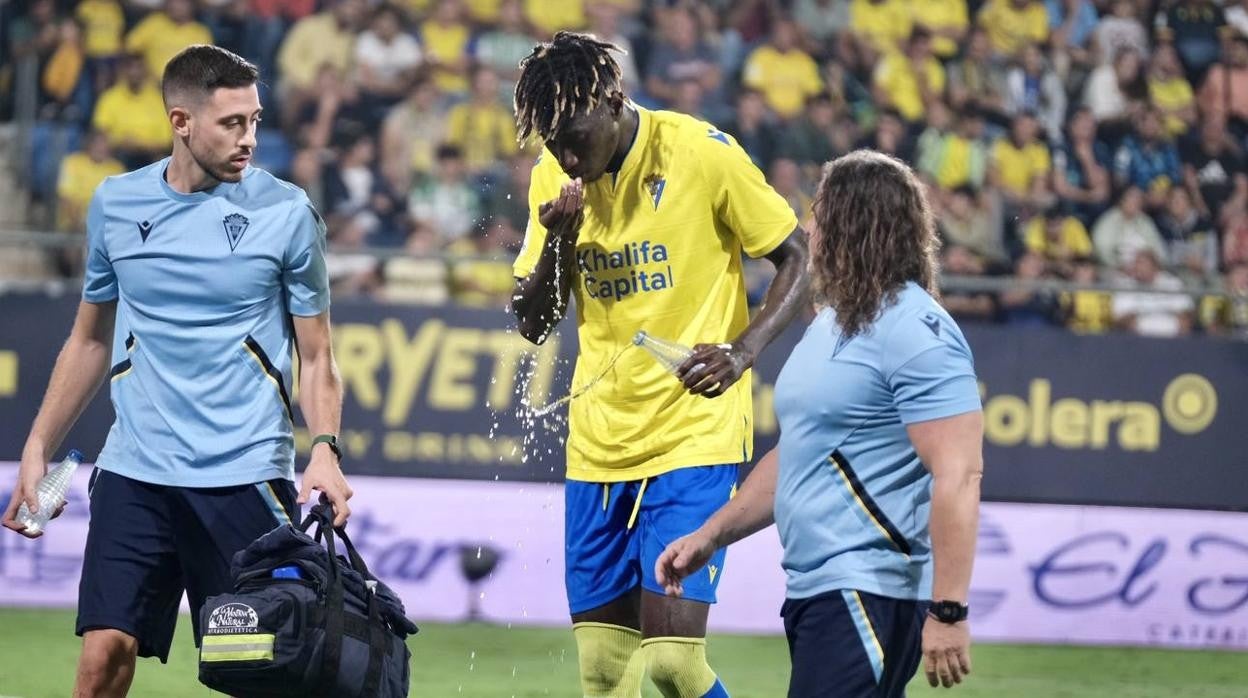 Momo M'Baye se retiró lesionado ante el Atlético.