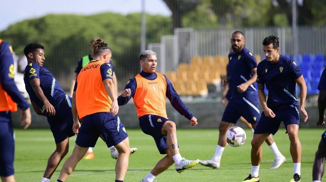 Ocampo, en el centro de un rondo.