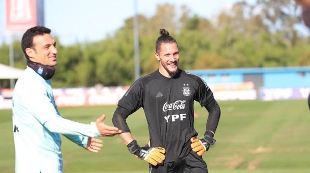 Scaloni con Conan en un entrenamiento de Argentina