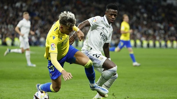 Iván Alejo no podrá cerrar el año 2022 frente al Almería al acumular cinco cartulinas amarillas