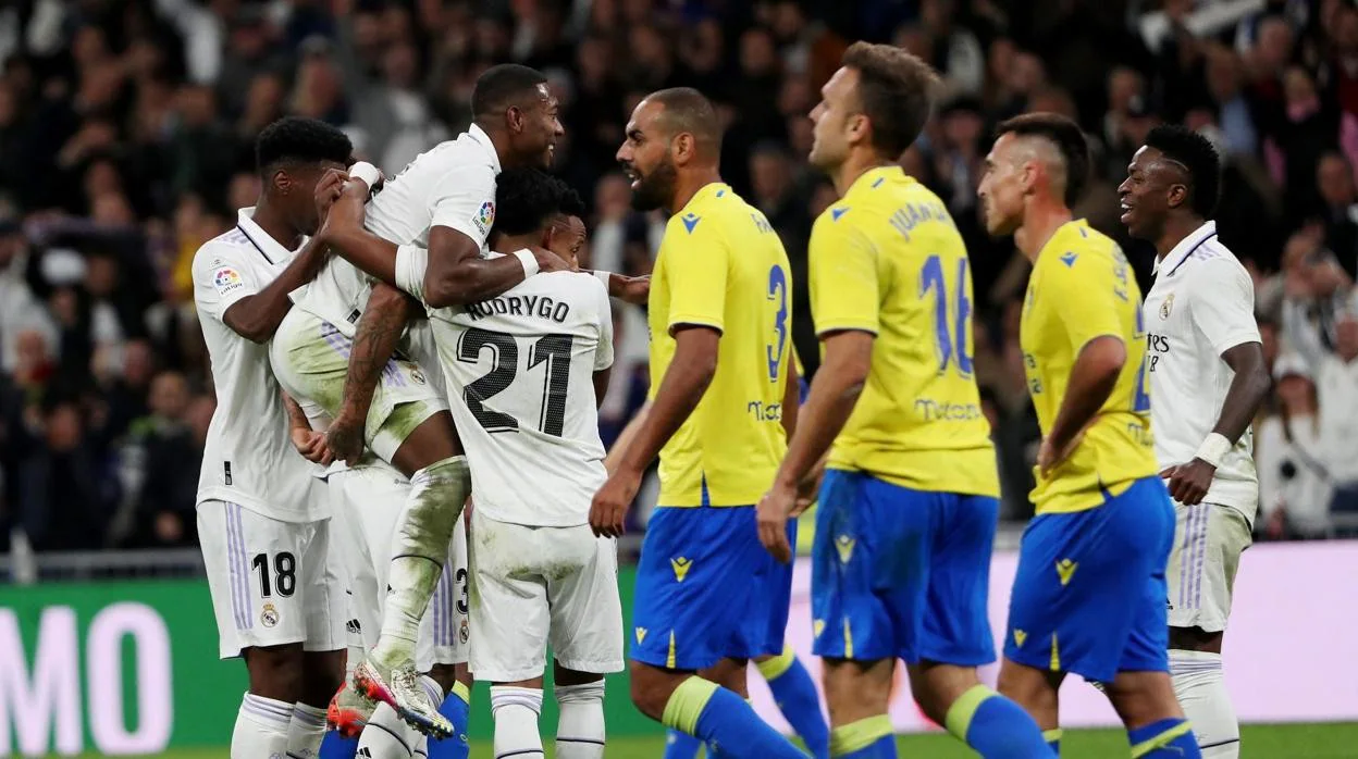 Los jugadores del Madrid celebran uno de lso goles ante el Cádiz