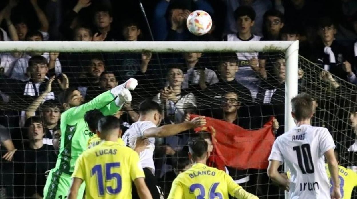 David Gil despeja un balón en el partido ante el Real Unión