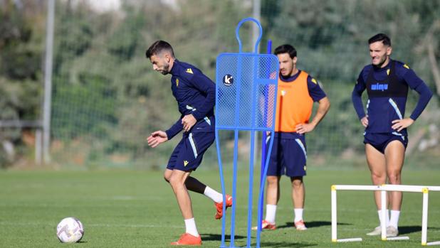 El balón es protagonista en el Cádiz