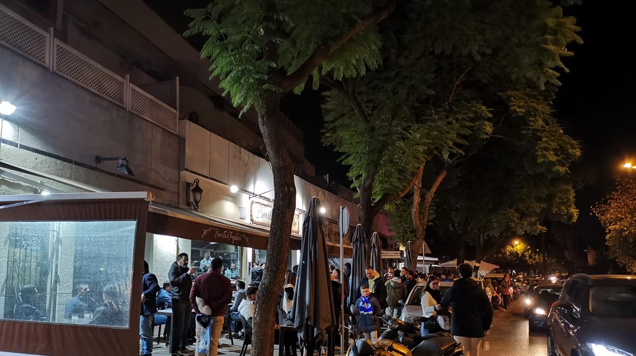 la terraza de un bar cercano a Chapín, llena.