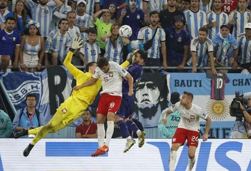 Imagen del penalti señalado sobre Leo Messi durante el Polonia - Argentina.