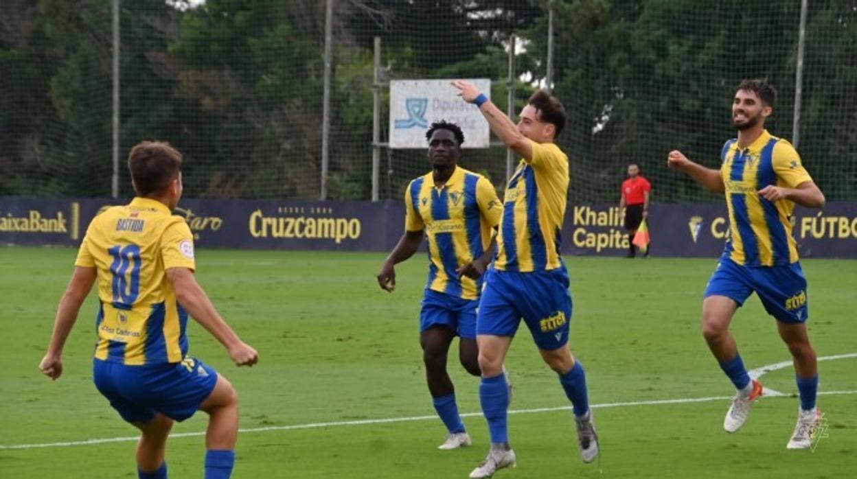 Joel Jorquera celebra el primero de sus dos tantos ante el Vélez