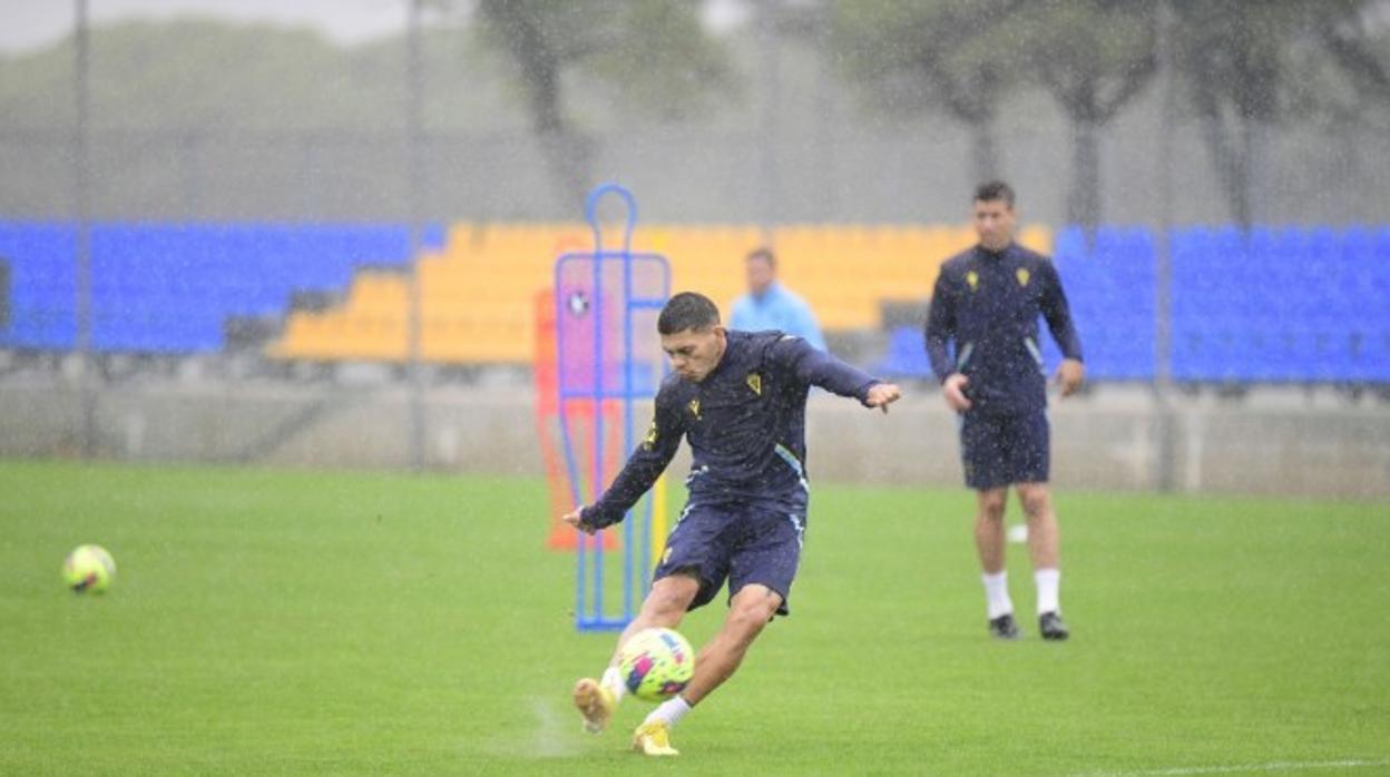 El Cádiz CF ha retomado la competición en una jornada lluviosa.