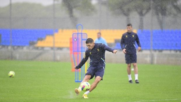 El Cádiz CF retoma el trabajo con una lluviosa sesión