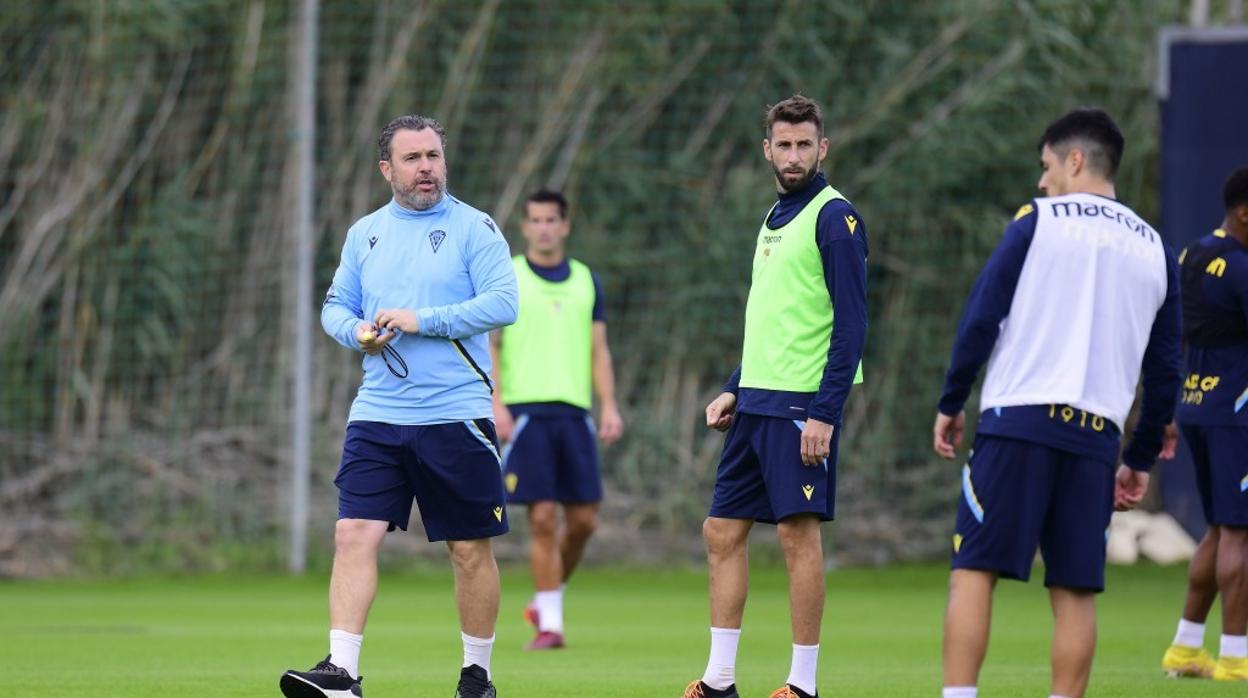 Sergio, en un entrenamiento junto a josé mari.