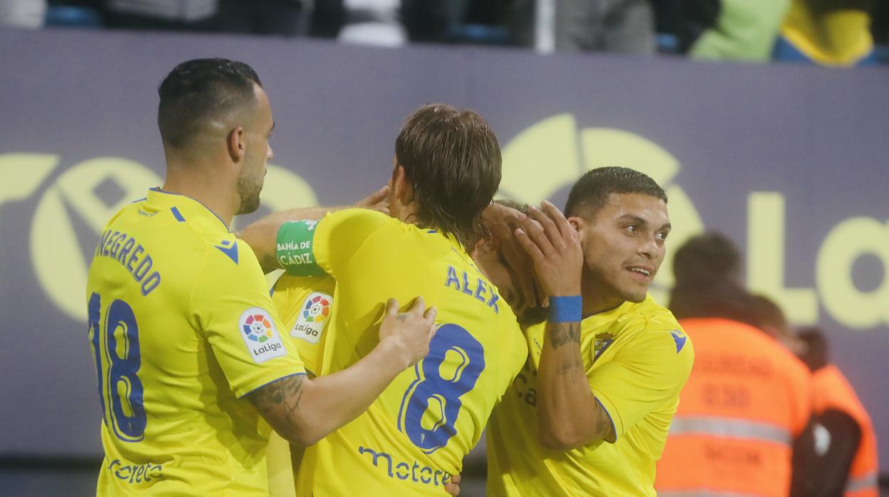 Negredo, Álex y Ocampo felicitan al canterano Carlos García tras su gol.